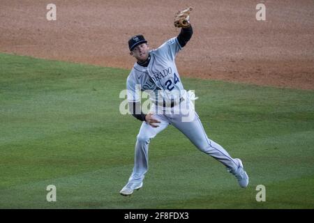 Il secondo baseman di Colorado Rockies Ryan McMahon (24) fa una presa durante una partita di MLB contro i Los Angeles Dodgers, martedì 13 aprile 2021, a Los Ang Foto Stock