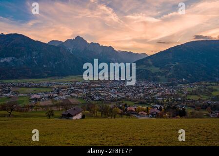 vista sulla soleggiata città di lienz Foto Stock