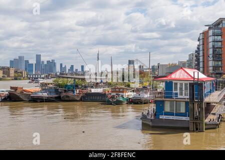 Le case galleggianti ormeggiate sul Tamigi a New Concordia Wharf, vicino a Tower Bridge, Londra, Inghilterra, Regno Unito Foto Stock