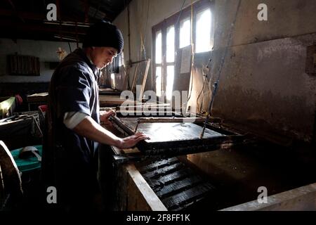 Jungshi carta fatta a mano in fabbrica, Thimphu, Bhutan, Asia Foto stock -  Alamy