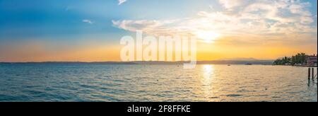 Tramonto sul lago di garda dalla città di Sirmione in Italia Foto Stock