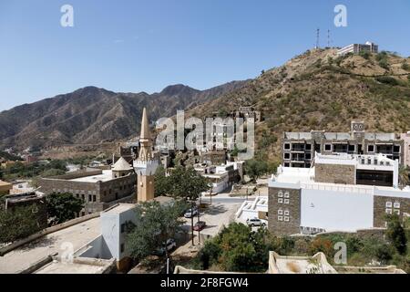 Panorama di belle case storiche e minareto moschea a Rijal Almaa Heritage Village in Arabia Saudita Foto Stock