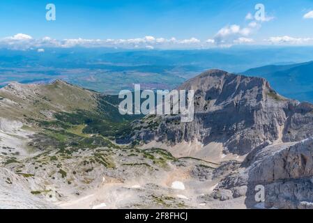 Vista aerea di Bansko dal parco nazionale Pirin in Bulgaria Foto Stock