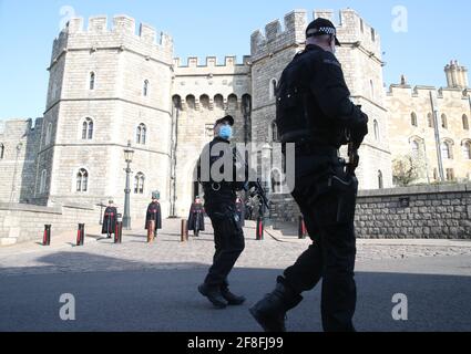 Polizia armata in pattuglia al di fuori del Castello di Windsor, Berkshire, dopo la morte del duca di Edimburgo all'età di 99 anni il 9 aprile. Data immagine: Mercoledì 14 aprile 2021. Foto Stock