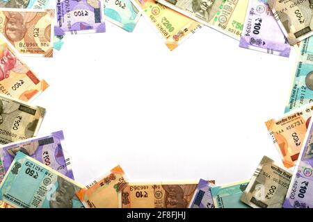 Nuovi soldi indiani su sfondo bianco isolato, valuta indiana, rupia, rupia indiana, denaro indiano, Affari, finanza, investimenti, Foto Stock