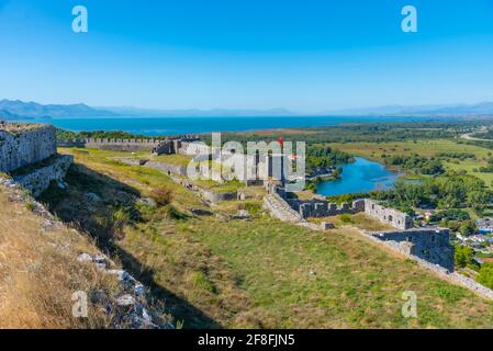 Lago Skadar visto dietro i bastioni del castello di Rozafa in Albania Foto Stock