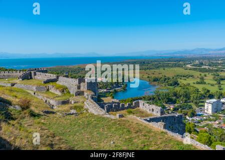 Lago Skadar visto dietro i bastioni del castello di Rozafa in Albania Foto Stock