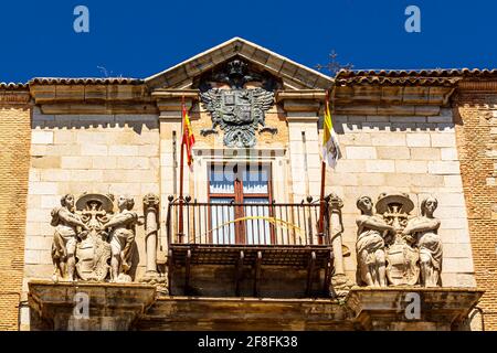 Frontone del Palazzo Vescovile con stemma e bandiere. Toledo, Castilla la Manch, Spagna. Foto Stock