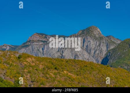 Maledetto montagne vista dal lago Koman in Albania Foto Stock