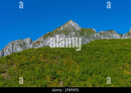 Maledetto montagne vista dal lago Koman in Albania Foto Stock