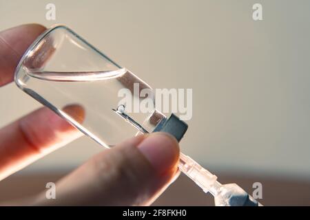 Primo piano della fiala del vaccino e dell'ago ipodermico Foto Stock