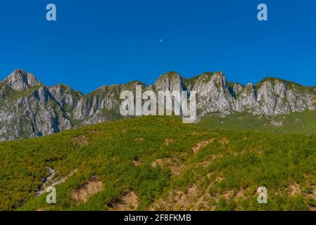 Maledetto montagne vista dal lago Koman in Albania Foto Stock