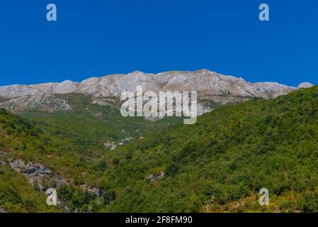 Maledetto montagne vista dal lago Koman in Albania Foto Stock