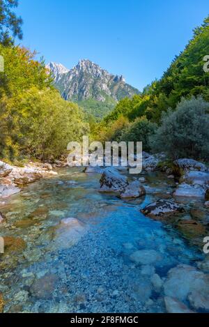 Fiume Valbona circondato da una splendida natura in Albania Foto Stock