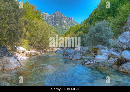Fiume Valbona circondato da una splendida natura in Albania Foto Stock