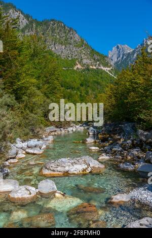 Fiume Valbona circondato da una splendida natura in Albania Foto Stock