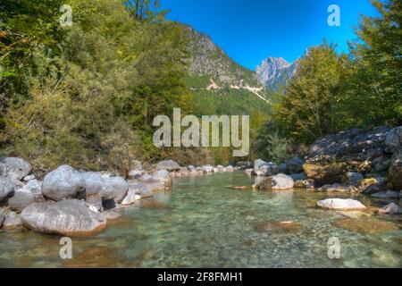 Fiume Valbona circondato da una splendida natura in Albania Foto Stock