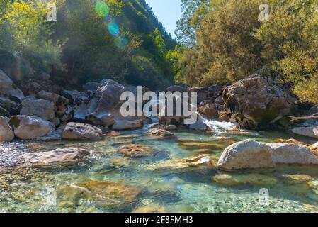 Fiume Valbona circondato da una splendida natura in Albania Foto Stock