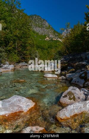 Fiume Valbona circondato da una splendida natura in Albania Foto Stock