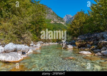 Fiume Valbona circondato da una splendida natura in Albania Foto Stock