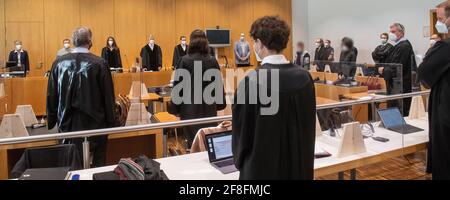Augusta, Germania. 14 Apr 2021. Il giudice Johannes Ballis (5° da sinistra) presiede la divisione criminale nel tribunale della giuria. Gli imputati sono accusati di aver accusato le compagnie di assicurazione per la cura infermieristica di milioni di euro tramite fatturazione per i servizi di assistenza che non sono stati forniti. Credit: Stefan Puchner/dpa - ATTENZIONE: Gli imputati sono stati pixelated per ordine della difesa/dpa/Alamy Live News Foto Stock