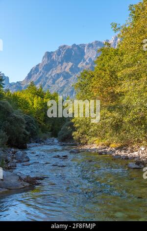 Fiume Valbona circondato da una splendida natura in Albania Foto Stock