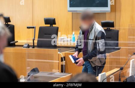 Augusta, Germania. 14 Apr 2021. Un uomo accusato cammina verso il molo nella sala della giuria. Gli imputati sono accusati di aver accusato le compagnie di assicurazione di assistenza infermieristica di milioni di persone tramite fatturazione per i servizi di assistenza che non sono stati forniti. Credit: Stefan Puchner/dpa - ATTENZIONE: Gli imputati sono stati pixelated per ordine della difesa/dpa/Alamy Live News Foto Stock