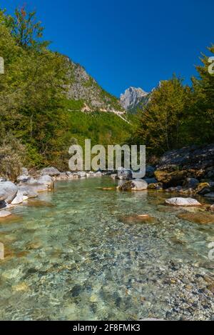 Fiume Valbona circondato da una splendida natura in Albania Foto Stock