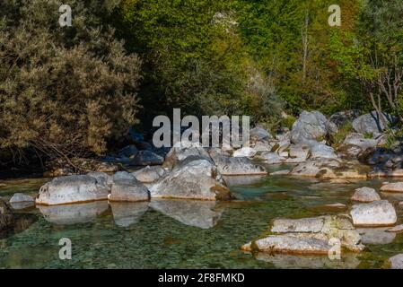 Fiume Valbona circondato da una splendida natura in Albania Foto Stock