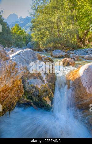 Fiume Valbona circondato da una splendida natura in Albania Foto Stock