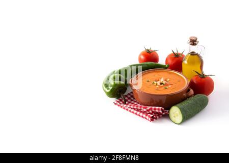 Zuppa di gazpacho in crock pot e ingredienti isolati su bianco sfondo Foto Stock