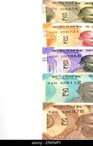 Nuovi soldi indiani su sfondo bianco isolato, valuta indiana, rupia, rupia indiana, denaro indiano, Affari, finanza, investimenti, Foto Stock
