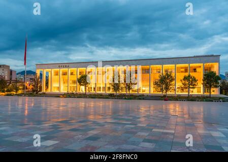 Vista al tramonto del palazzo della cultura a Tirana, Albania Foto Stock