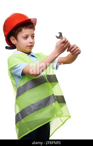 Giovane ingegnere addetto alla riparazione in casco protettivo e chiave per gilet su sfondo bianco isolato Foto Stock