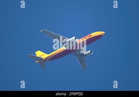 DHL European Air Transport Airbus A300 D-AEAI lascia Londra Heathrow Per Francoforte Foto Stock