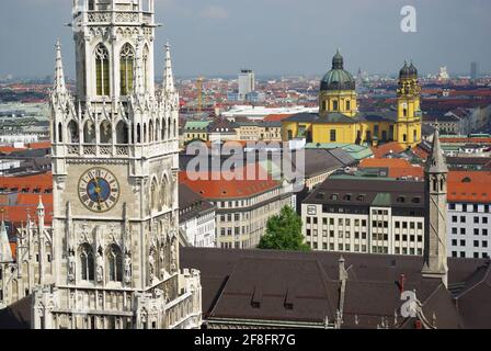 Vista dalla torre di Peterskirche con la torre del vecchio Municipio in primo piano, e Theatinerkirche in lontananza, Monaco, Germania Foto Stock
