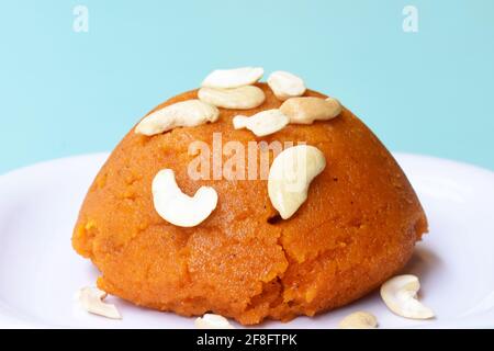Dolce tradizionale indiano, Semolina Suji Halwa Sweet Rava Sheera O Shira festival dolce guarnito con frutta secca piatto o Bowl, dessert indiano Foto Stock