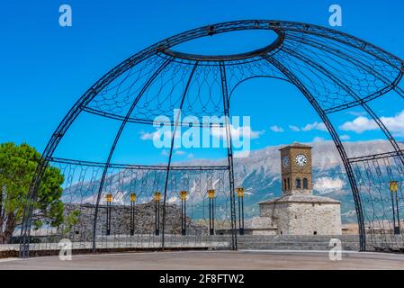 Palco che ospita festival folcloristici internazionali all'interno del castello di Gjirokaster in Albania Foto Stock