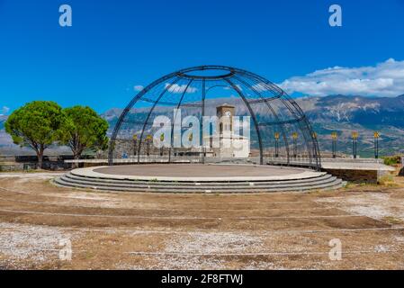 Palco che ospita festival folcloristici internazionali all'interno del castello di Gjirokaster in Albania Foto Stock