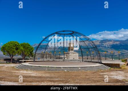 Palco che ospita festival folcloristici internazionali all'interno del castello di Gjirokaster in Albania Foto Stock