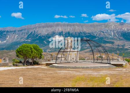 Palco che ospita festival folcloristici internazionali all'interno del castello di Gjirokaster in Albania Foto Stock