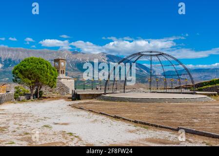 Palco che ospita festival folcloristici internazionali all'interno del castello di Gjirokaster in Albania Foto Stock