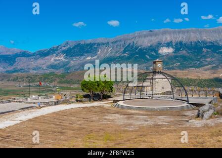 Palco che ospita festival folcloristici internazionali all'interno del castello di Gjirokaster in Albania Foto Stock