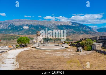 Palco che ospita festival folcloristici internazionali all'interno del castello di Gjirokaster in Albania Foto Stock