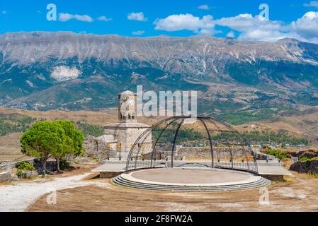 Palco che ospita festival folcloristici internazionali all'interno del castello di Gjirokaster in Albania Foto Stock