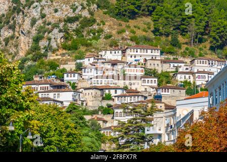 Case tradizionali in Berat aka città di migliaia di finestre in Albania Foto Stock