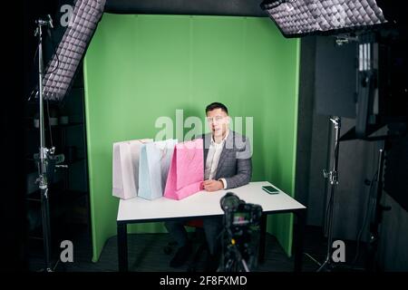 Bell'uomo che registra video per lo shopping blog Foto Stock