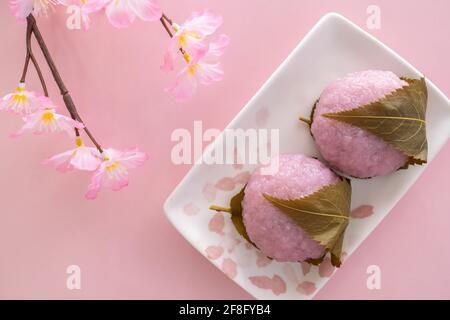 Sakura Mochi – pasticceria tradizionale giapponese avvolta in ciliegia  salata foglie Foto stock - Alamy