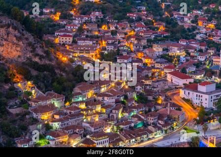 Vista al tramonto delle case tradizionali nella città di Berat aka Mille finestre in Albania Foto Stock