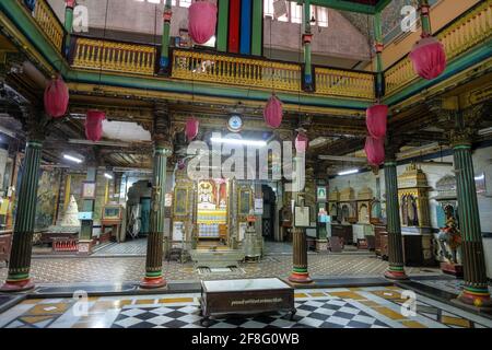 Indore, India - Marzo 2021: Dettaglio dell'interno di un tempio Jain a Sarafa Bazaar il 12 Marzo 2021 a Indore, Madhya Pradesh, India. Foto Stock